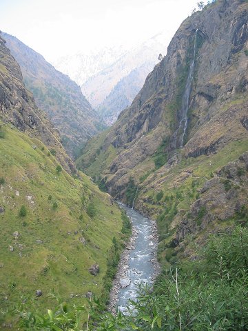 Encore et toujours nous progressons les flancs escarps bordant la Buri Gandaki