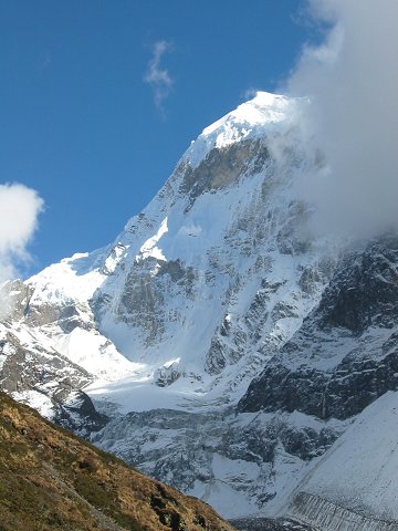 Au nord, le Pang Chuli (6350m) domine la route historique vers le Tibet
