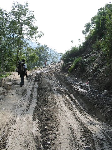 On rejoint la route de Phalesangu, la civilisation est dsormais toute proche
