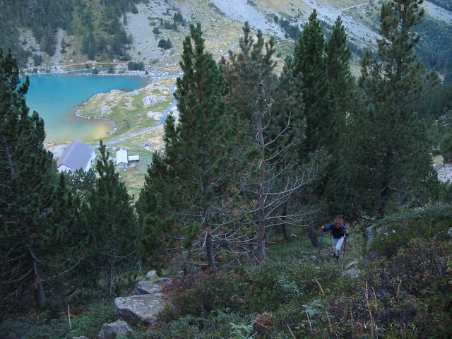 Le chemin sur le flanc Est du lac de Gaube monte rudement